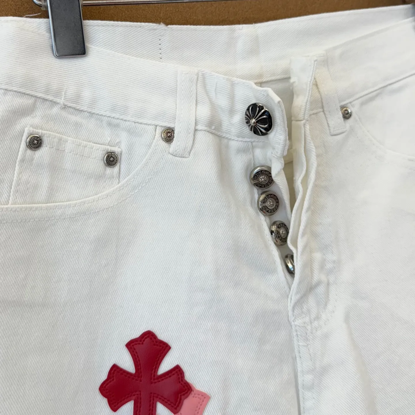 P230 Style No.: D320 Miami Exclusive｜Chrome Hearts👖Miami Exclusive pink and leather white jeans. Loose fit. The upper body does not pick on the leg shape. Very good-looking. SIZE #28 30 32 34